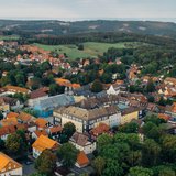 Luftaufnahme von Clausthal-Zellerfeld mit dem Hauptgebäude der Uni. 