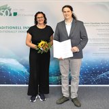 Präsidentin überreicht dem neuen Professor die Urkunde. 