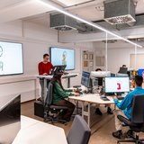 Clausthaler Studierende in modernem, digitalen Seminarraum. 