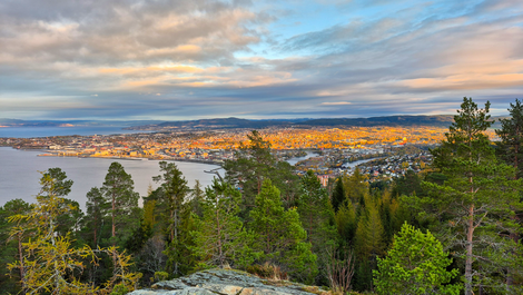 Das Bild zeigt den Blick über die Stadt Trondheim in Norwegen im Sonnenuntergang.