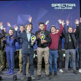 Siegerehrung mit etwa 20 Personen auf einer großen Bühne. 