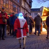Humanoider Roboter läuft über einen Weihnachtsmarkt. 