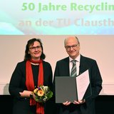 Präsidentin und Prof. Goldmann mit Urkunde. 