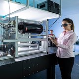 Eine Forscherin arbeitet im Labor an neuer Messtechnologie. 