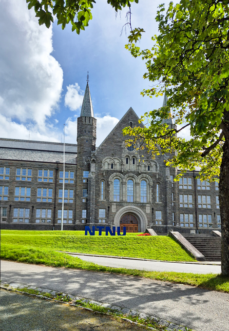 Das Bild zeigt das Hauptgebäude der Norwegian University of Science and Technology in Trondheim.