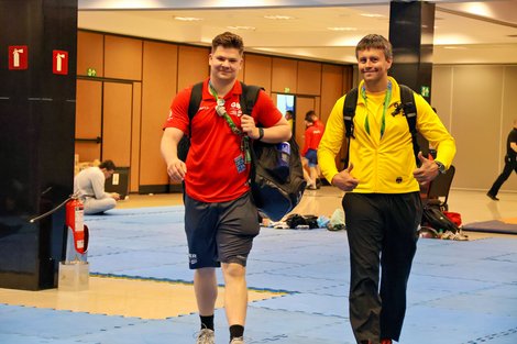 Fynn mit seinem Trainer. 
