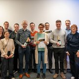 Gewinnerinnen und Gewinner vom Wettbewerb posieren gemeinsam mit Jury.