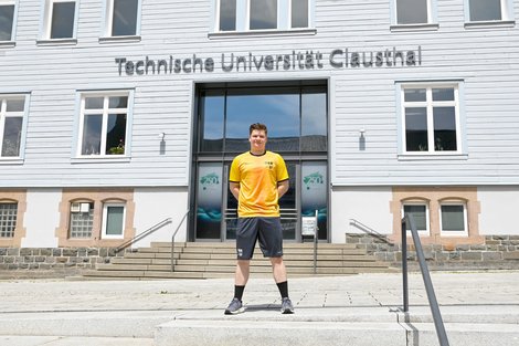 Fynn steht vor dem Eingang der TU Clausthal.