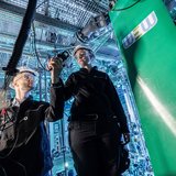 Zwei Forschende arbeiten im Wasserelektrolyse-Testfeld der TU Clausthal.